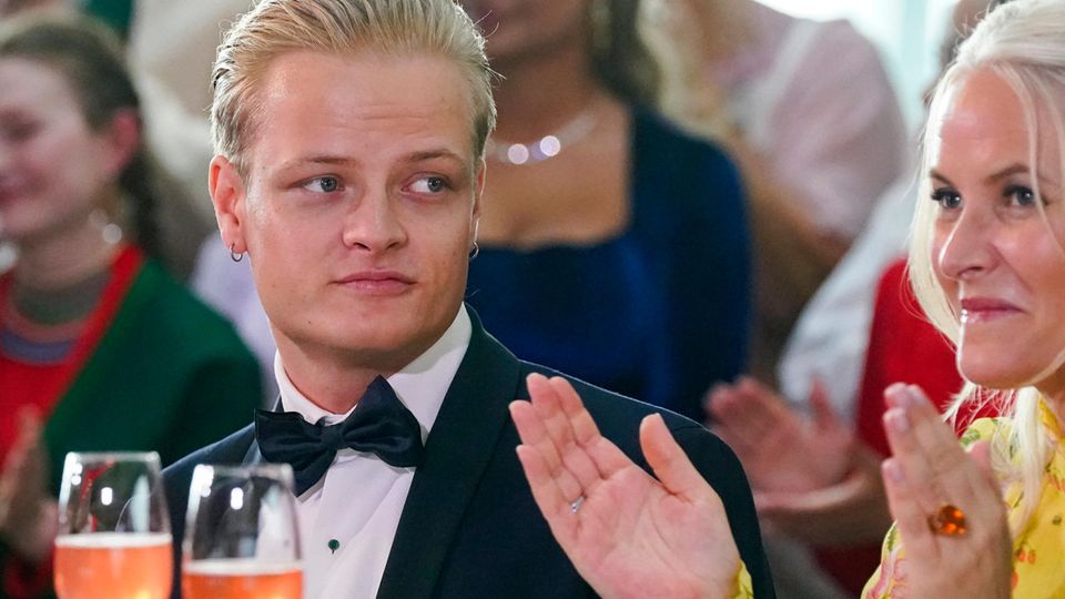 Der blonde Marius Borg Hoiby neben seiner Mutter, Kronprinzessin Mette-Marit Der blonde Marius Borg Hoiby neben seiner Mutter, Kronprinzessin Mette-Marit