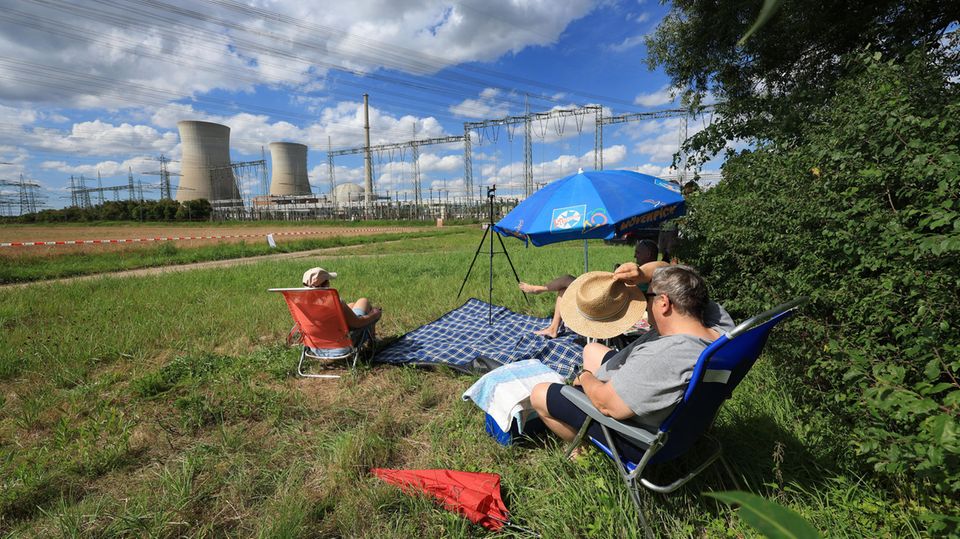 Mit Klappstuhl, Sonnenschirm und Picknickdecke: Anwohner verfolgen das AKW-Spektakel