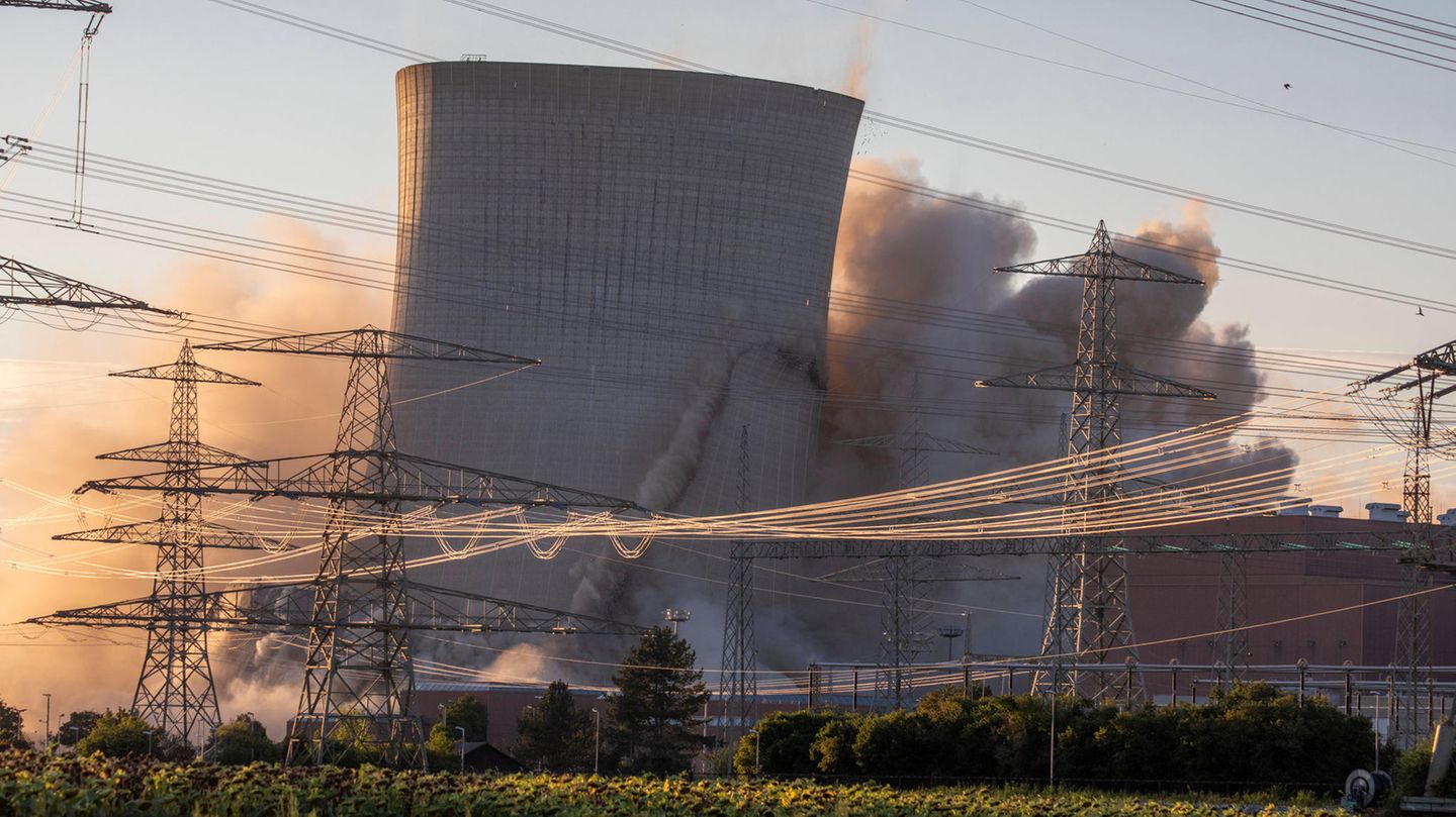 Grafenrheinfeld: K&uuml;hlt&uuml;rme von AKW nach Verz&ouml;gerung gesprengt