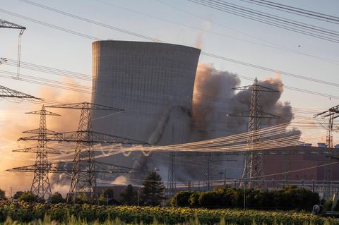 Die Kühltürme des AKWs Grafenrheinfeld fielen innerhalb von 30 Sekunden in sich zusammen