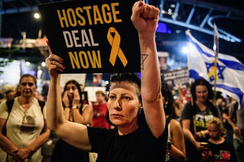 Hoffnung auf eine Einigung in Doha: Auf einer Demonstration im Zentrum von Tel Aviv fordert eine Frau einen Deal zur Befreiung der israelischen Geiseln im Gazastreifen.