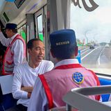 Autonome Züge, moderne Architektur, Platz für 1,9 Millionen Einwohner: Die neue Hauptstadt Indonesiens, Nusantara, sollte das große Prestige-Projekt des scheidenden Präsidenten Joko Widodo (2. v. r.) werden. Doch die Eröffnung der Stadt fiel mehr oder minder ins Wasser. Bei den Feierlichkeiten konnten statt der geplanten 8000 nur 2000 Gäste teilnehmen, weil Unterkünfte fehlten