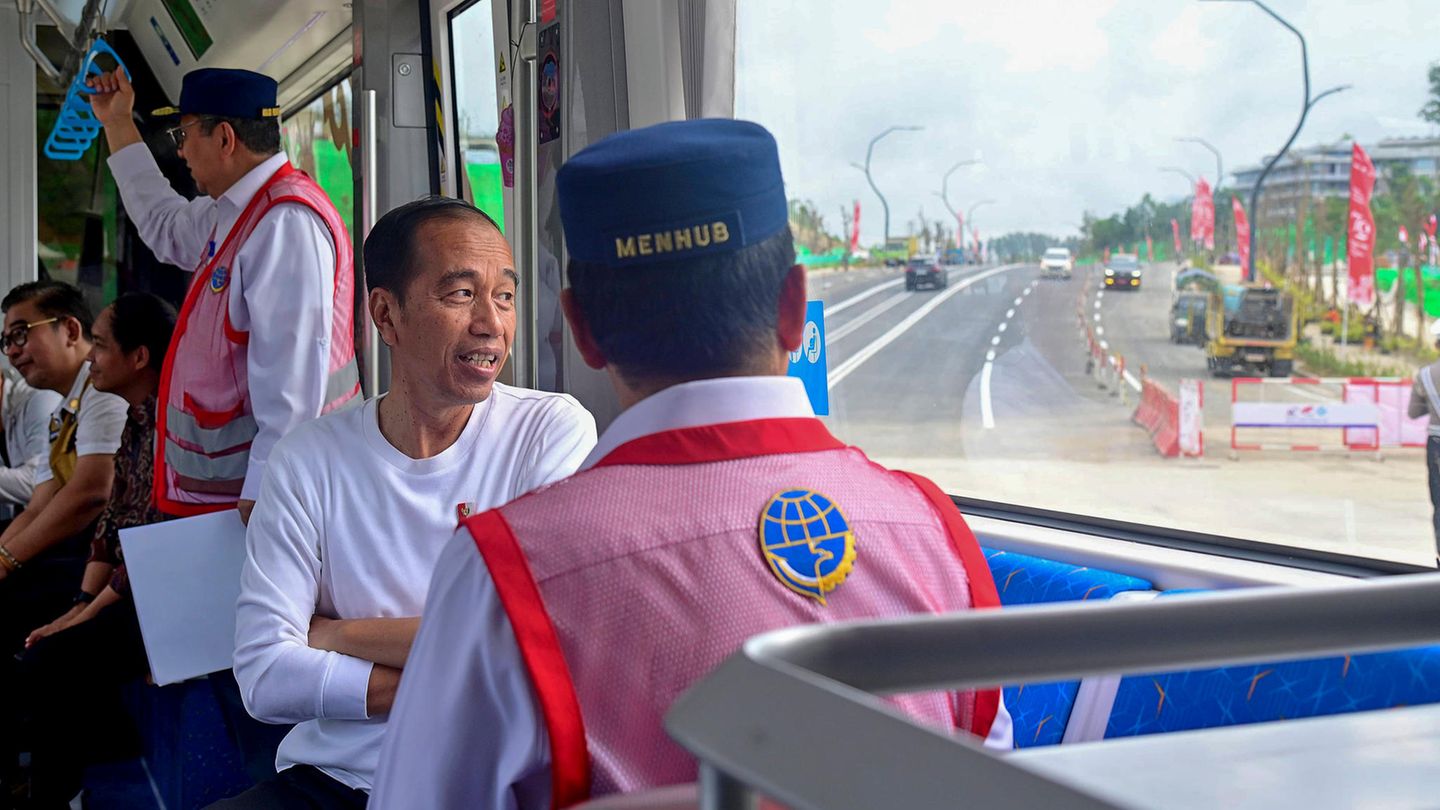 Autonome Züge, moderne Architektur, Platz für 1,9 Millionen Einwohner: Die neue Hauptstadt Indonesiens, Nusantara, sollte das große Prestige-Projekt des scheidenden Präsidenten Joko Widodo (2. v. r.) werden. Doch die Eröffnung der Stadt fiel mehr oder minder ins Wasser. Bei den Feierlichkeiten konnten statt der geplanten 8000 nur 2000 Gäste teilnehmen, weil Unterkünfte fehlten