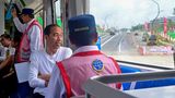 Autonome Züge, moderne Architektur, Platz für 1,9 Millionen Einwohner: Die neue Hauptstadt Indonesiens, Nusantara, sollte das große Prestige-Projekt des scheidenden Präsidenten Joko Widodo (2. v. r.) werden. Doch die Eröffnung der Stadt fiel mehr oder minder ins Wasser. Bei den Feierlichkeiten konnten statt der geplanten 8000 nur 2000 Gäste teilnehmen, weil Unterkünfte fehlten