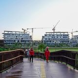 Kräne, Arbeiter, Baulärm: Von ihrer Fertigstellung ist Nusantara noch weit entfernt. Die indonesische Regierung hielt dennoch am ursprünglichen Termin der Eröffnung fest: dem Nationalfeiertag am 17. August. Dass die Feier praktisch auf einer riesigen Baustelle stattfand, ignorierte man gekonnt.  Grund für die Verzögerung ist vor allem das fehlende Geld. Die Finanzierung des 32-Milliarden-Dollar-Projektes war zuletzt ins Stocken geraten. Ausländische Investoren waren abgesprungen, Landstreitigkeiten verschoben Fristen immer wieder. Nun ist die Regierung händeringend darum bemüht, neue Geldgeber ins Boot zu holen