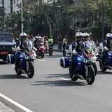 Ob fertig oder nicht, bereits in der vergangenen Woche wurde eine Replik der traditionellen indonesischen Erbflagge gemeinsam mit einer Kopie der Unabhängigkeitserklärung von der aktuellen Hauptstadt Jakarta nach Nusantara gebracht. Um die Formalien abzuschließen und die Planstadt tatsächlich zur neuen Hauptstadt zu machen, fehlt allerdings noch das Präsidialdekret, das den Umzug besiegelt