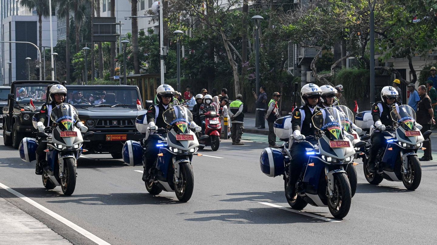 Ob fertig oder nicht, bereits in der vergangenen Woche wurde eine Replik der traditionellen indonesischen Erbflagge gemeinsam mit einer Kopie der Unabhängigkeitserklärung von der aktuellen Hauptstadt Jakarta nach Nusantara gebracht. Um die Formalien abzuschließen und die Planstadt tatsächlich zur neuen Hauptstadt zu machen, fehlt allerdings noch das Präsidialdekret, das den Umzug besiegelt