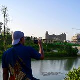 Dass in Nusantara schon bald fast zwei Millionen Menschen leben sollen, wirkt noch wie Zukunftsmusik. Doch die Zeit drängt. Die derzeitige Hauptstadt Jakarta ist hoffnungslos überbevölkert. Es mangelt an Infrastruktur, hygienischen Mindeststandards und die Stadt auf der Insel Java droht im Meer zu versinken. Mit dem Umzug würde auch ein großer Teil der Wirtschaft auf die Insel Borneo ziehen