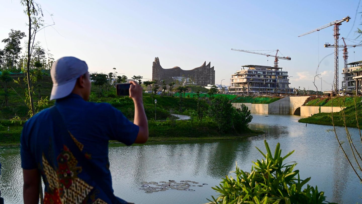 Baustellen-Romantik Dass in Nusantara schon bald fast zwei Millionen Menschen leben sollen, wirkt noch wie Zukunftsmusik. Doch die Zeit drängt. Die derzeitige Hauptstadt Jakarta ist hoffnungslos überbevölkert. Es mangelt an Infrastruktur, hygienischen Mindeststandards und die Stadt auf der Insel Java droht im Meer zu versinken. Mit dem Umzug würde auch ein großer Teil der Wirtschaft auf die Insel Borneo ziehen