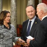 Joe Biden nimmt Kamala Harris den Amtseid als Senatorin ab