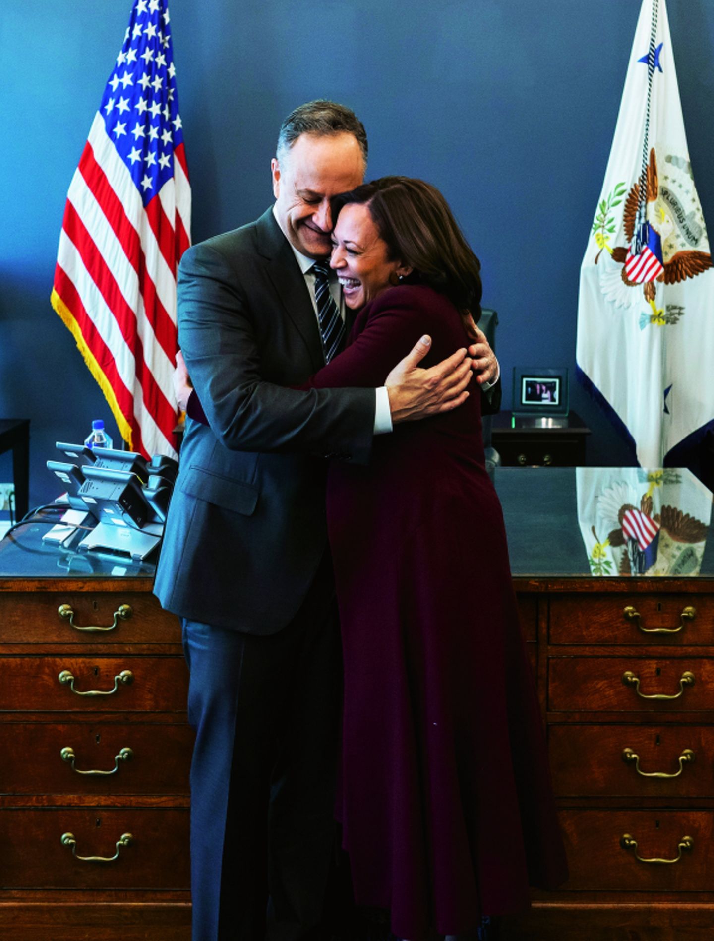 Doug Emhoff und Kamala Harris umarmen sich im Büro Doug Emhoff und Kamala Harris umarmen sich im Büro