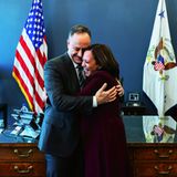 Doug Emhoff und Kamala Harris umarmen sich im Büro