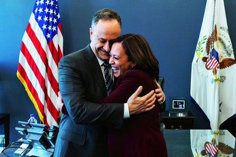 Doug Emhoff und Kamala Harris umarmen sich im Büro