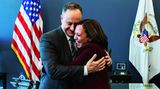 Doug Emhoff und Kamala Harris umarmen sich im Büro