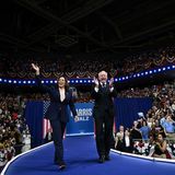 Kamala Harris und Tim Walz bei einer Wahlkampfveranstaltung in Philadelphia