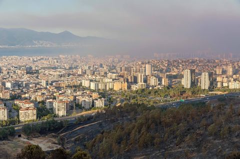 Das Feuer bei Izmir sieht auch von oben gewaltig aus – glücklicherweise gibt es bisher keine Verletzten