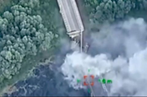 Ein Luftbild zeigt eine Brücke, in der ein großes Stück Fahrbahn fehlt
