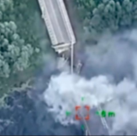Ein Luftbild zeigt eine Brücke, in der ein großes Stück Fahrbahn fehlt