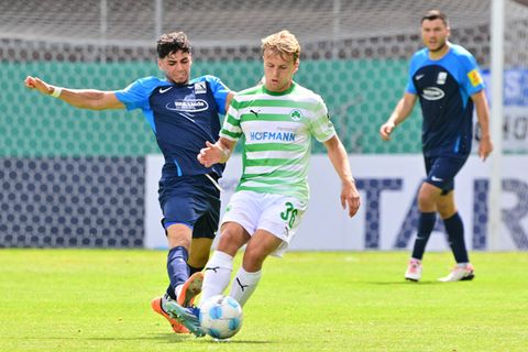 DFP-Pokal: Etienne Portmann von Schott Mainz im Zweikampf mit Philipp Müller von Greuther Fürth
