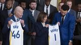 Joe Biden und Kamala Harris mit den Basketball-Meistern 2022