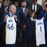 Joe Biden und Kamala Harris mit den Basketball-Meistern 2022