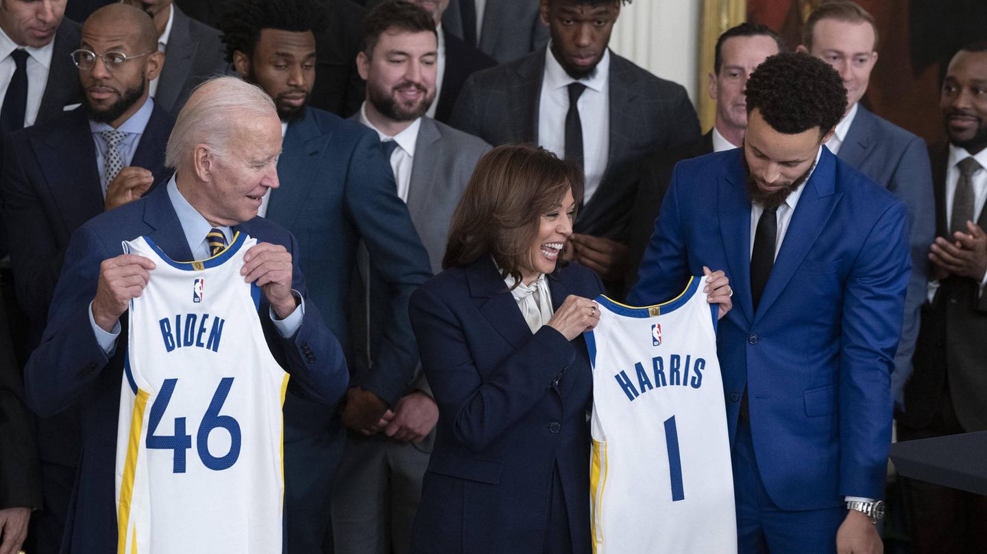 Joe Biden und Kamala Harris mit den Basketball-Meistern 2022