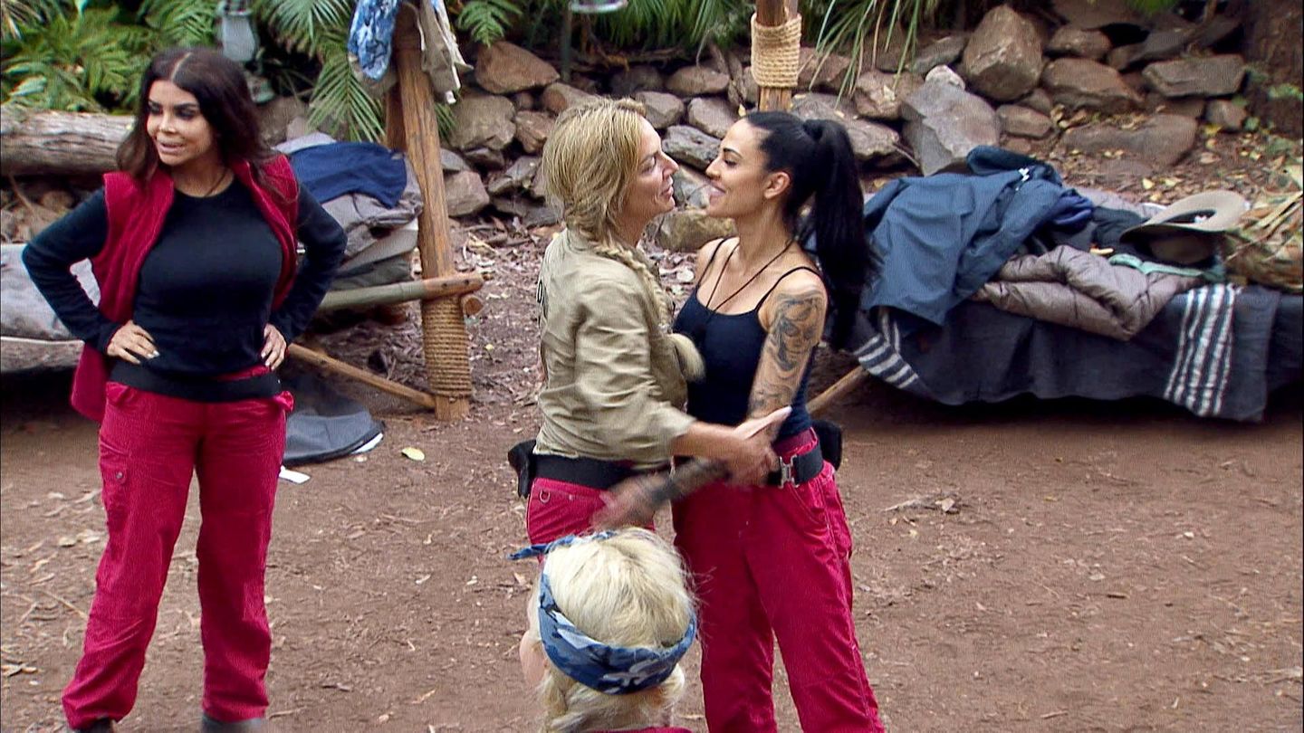 Gerade ist ein Bett freigeworden im Camp, doch es bleibt nicht lange leer. Die Mitbewohner haben David Ortega aus der Show gewählt, dafür zieht nun Elena Miras ein - und sorgt gleich für Streit: Sie möchte gerne, dass die Betten rotieren. Bei Georgina macht sie sich damit nicht beliebt