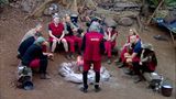 Die wiederholten Regelverstöße sind ein Problem: Winfried Glatzeder redet ein ernstes Wörtchen mit dem Team. Das fruchtet allerdings wenig: Vor allem Giulia Siegel und Georgina Fleur machen klar, dass sie sich nicht an die Gruppenregeln halten wollen