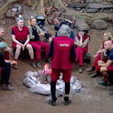 Die wiederholten Regelverstöße sind ein Problem: Winfried Glatzeder redet ein ernstes Wörtchen mit dem Team. Das fruchtet allerdings wenig: Vor allem Giulia Siegel und Georgina Fleur machen klar, dass sie sich nicht an die Gruppenregeln halten wollen