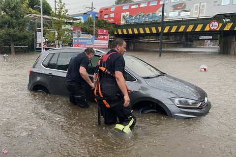 In Wien ist ein Auto in einer Überschwemmung liegengeblieben