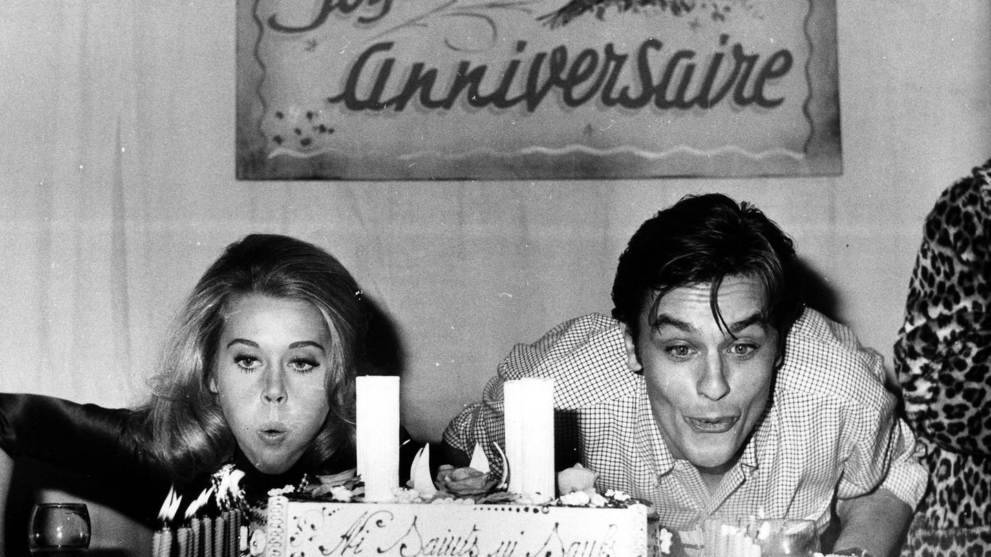 Franz&ouml;sischer Schauspieler: Vom "sch&ouml;nsten Mann der Welt" zur Filmlegende: Das Leben von Alain Delon in Bildern