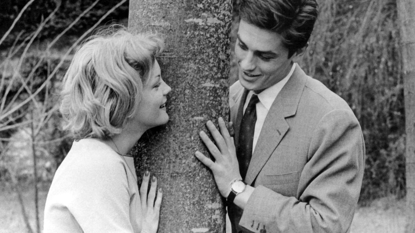 Delon war auch ein Frauenheld. Seine Affären füllten die Seiten der Klatschpresse – vor allem seine Beziehung mit Romy Schneider sorgte immer wieder für Wirbel. Mit seiner österreichischen Schauspielkollegin, mit der er auch mehrere Filme gedreht hat, war Delon sogar verlobt. Zur Vermählung kam es allerdings nie