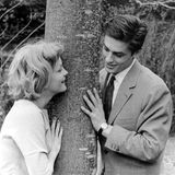 Delon war auch ein Frauenheld. Seine Affären füllten die Seiten der Klatschpresse – vor allem seine Beziehung mit Romy Schneider sorgte immer wieder für Wirbel. Mit seiner österreichischen Schauspielkollegin, mit der er auch mehrere Filme gedreht hat, war Delon sogar verlobt. Zur Vermählung kam es allerdings nie