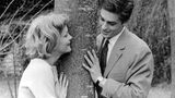 Delon war auch ein Frauenheld. Seine Affären füllten die Seiten der Klatschpresse – vor allem seine Beziehung mit Romy Schneider sorgte immer wieder für Wirbel. Mit seiner österreichischen Schauspielkollegin, mit der er auch mehrere Filme gedreht hat, war Delon sogar verlobt. Zur Vermählung kam es allerdings nie