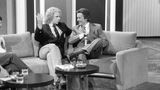 Delon war häufig bei TV-Sendungen zu Gast, er saß auch auf der Couch von Thomas Gottschalk. Dem Fernsehsender TV5 erklärte er, dass man in einem gewissen Alter das Recht habe, sich in Ruhe zu verabschieden. Ihm war das nicht vergönnt. Monatelang stritten sich seine drei Kinder, Anthony, Anouchka und Alain-Fabien, um die Betreuung Delons. Aber: Der Star hat seinen Mythos zeitlebens gepflegt. "Mein Leben ist wie ein Eisberg. Die Öffentlichkeit kennt nur die Spitze", hatte er einst gesagt. Sein wahres Gesicht bleibt nun sein Geheimnis