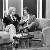 Delon war häufig bei TV-Sendungen zu Gast, er saß auch auf der Couch von Thomas Gottschalk. Dem Fernsehsender TV5 erklärte er, dass man in einem gewissen Alter das Recht habe, sich in Ruhe zu verabschieden. Ihm war das nicht vergönnt. Monatelang stritten sich seine drei Kinder, Anthony, Anouchka und Alain-Fabien, um die Betreuung Delons. Aber: Der Star hat seinen Mythos zeitlebens gepflegt. "Mein Leben ist wie ein Eisberg. Die Öffentlichkeit kennt nur die Spitze", hatte er einst gesagt. Sein wahres Gesicht bleibt nun sein Geheimnis