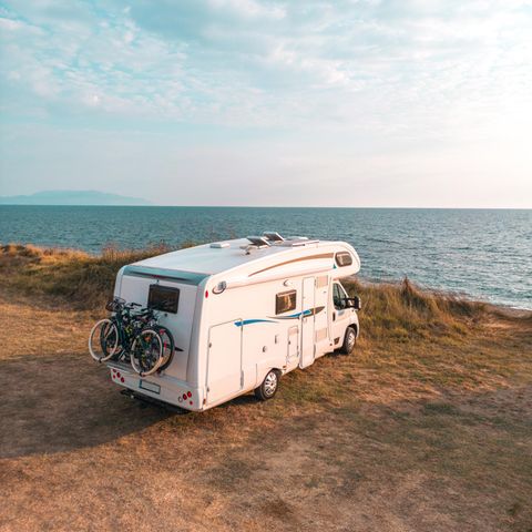 Camping ist ein Leben mit Improvisationen – und bei einem passenden Stellplatz mit schönem Ausblick