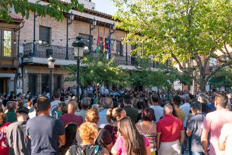 In Spanien steht eine Menschenansammlung vor dem Rathaus von Mocejón