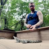 Der Deutsch-Italiener muss zum Dschungelshopping im "Tante-Dilemma-Laden" antreten. Dort stehen Krokodile, Fauchschaben und Fischabfälle auf seinem Einkaufszettel. Es gibt angenehmere Aufgaben, doch Gigi schlägt sich tapfer: Am Ende holt er für sein Team neun Sterne