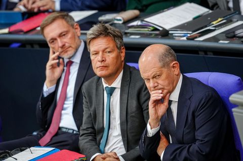 Lindner, Habeck und Scholz sitzen nebeneinander im Bundestag
