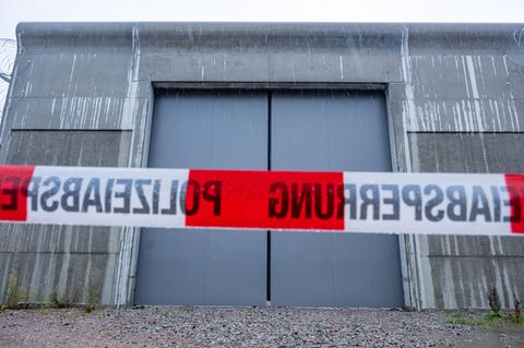 Absperrband der Polizei versperrt den Zugang zur Psychiatrie des Bezirkskrankenhauses Straubing in Bayern
