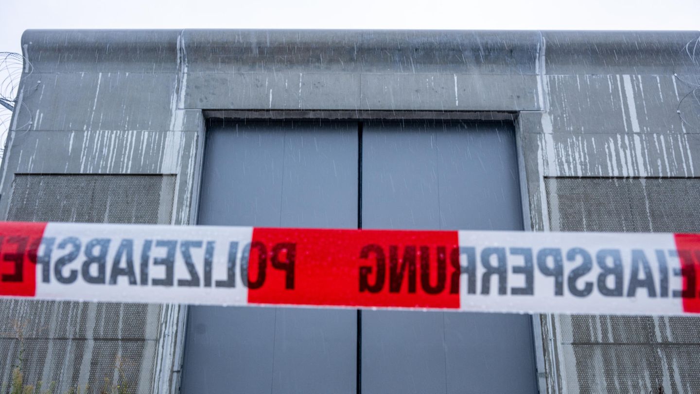 Absperrband der Polizei versperrt den Zugang zur Psychiatrie des Bezirkskrankenhauses Straubing in Bayern