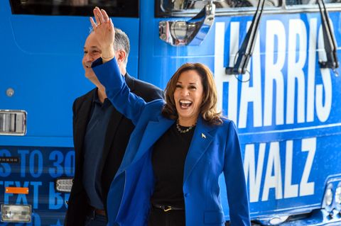 Vizepräsidentin Kamala Harris und ihr Ehemann Douglas Emhoff bei einem Wahlkampfauftritt in Pittsburgh