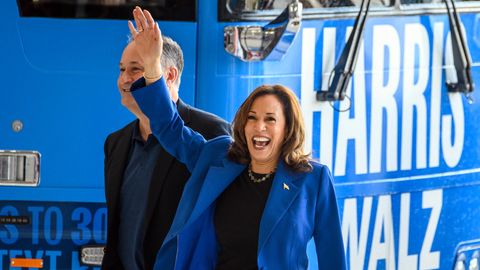 Vizepräsidentin Kamala Harris und ihr Ehemann Douglas Emhoff bei einem Wahlkampfauftritt in Pittsburgh