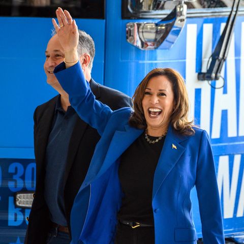 Vizepräsidentin Kamala Harris und ihr Ehemann Douglas Emhoff bei einem Wahlkampfauftritt in Pittsburgh