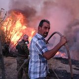 Minister Kikilias warnte in einem Tweet vor weiteren Bränden durch Blitzeinschläge. Die bisherigen Feuer waren unter Kontrolle gebracht worden. Die Blitze hätten jedoch oft in bergigen, unwegsamen Regionen zugeschlagen, was der Feuerwehr die Arbeit enorm erschwert hätte