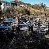 Mindestens 26 Menschen wurden im Zusammenhang mit dem Feuer mit Verletzungen ins Krankenhaus eingeliefert, teilte Wohnungsbauminister Murat Kurum mit. Zudem wurden 43 Gebäude in Izmir beschädigt