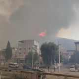 Seit Donnerstagabend kämpfen knapp 3000 Einsatzkräfte gegen die Flammen am Berg Yamanlar am Rand der Küstenstadt