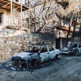 Insgesamt seien in den vergangenen 24 Stunden 44 Brände in Griechenland ausgebrochen, von denen mindestens zehn auf Blitzeinschläge zurückzuführen seien, teilt Bürgerschutz- und Klimakrisenminister Vassilis Kikilias bei X mit