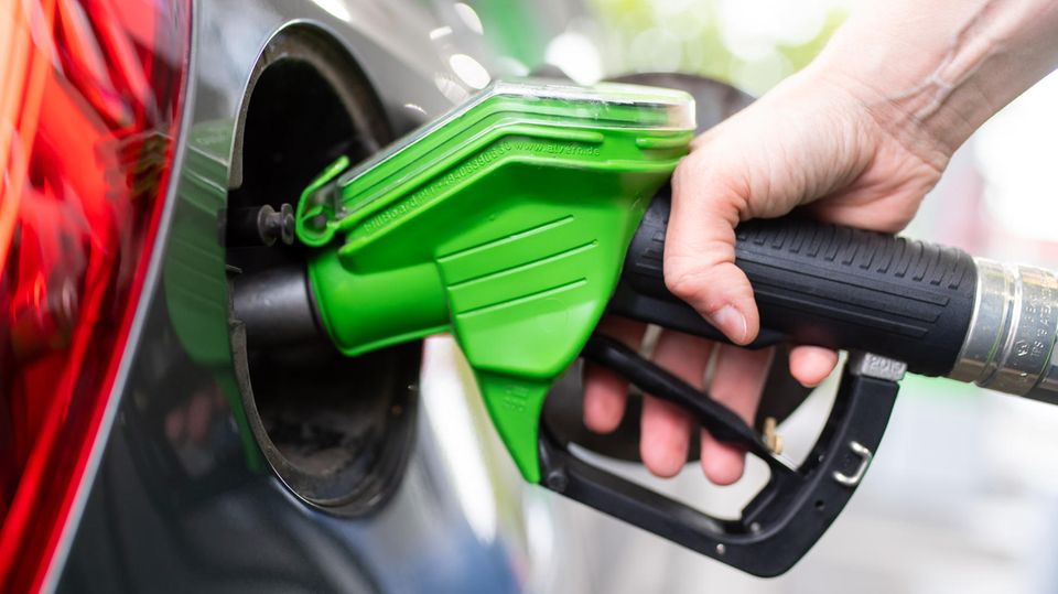 Der Co2-Preis macht fossile Brenstoffe wie Diesel und Benzin teurer. Auch 2025 wird dieser wieder ansteigen und sich an der Zapfsäule bemerkbar machen. Warum das so ist, sehen Sie im Video.